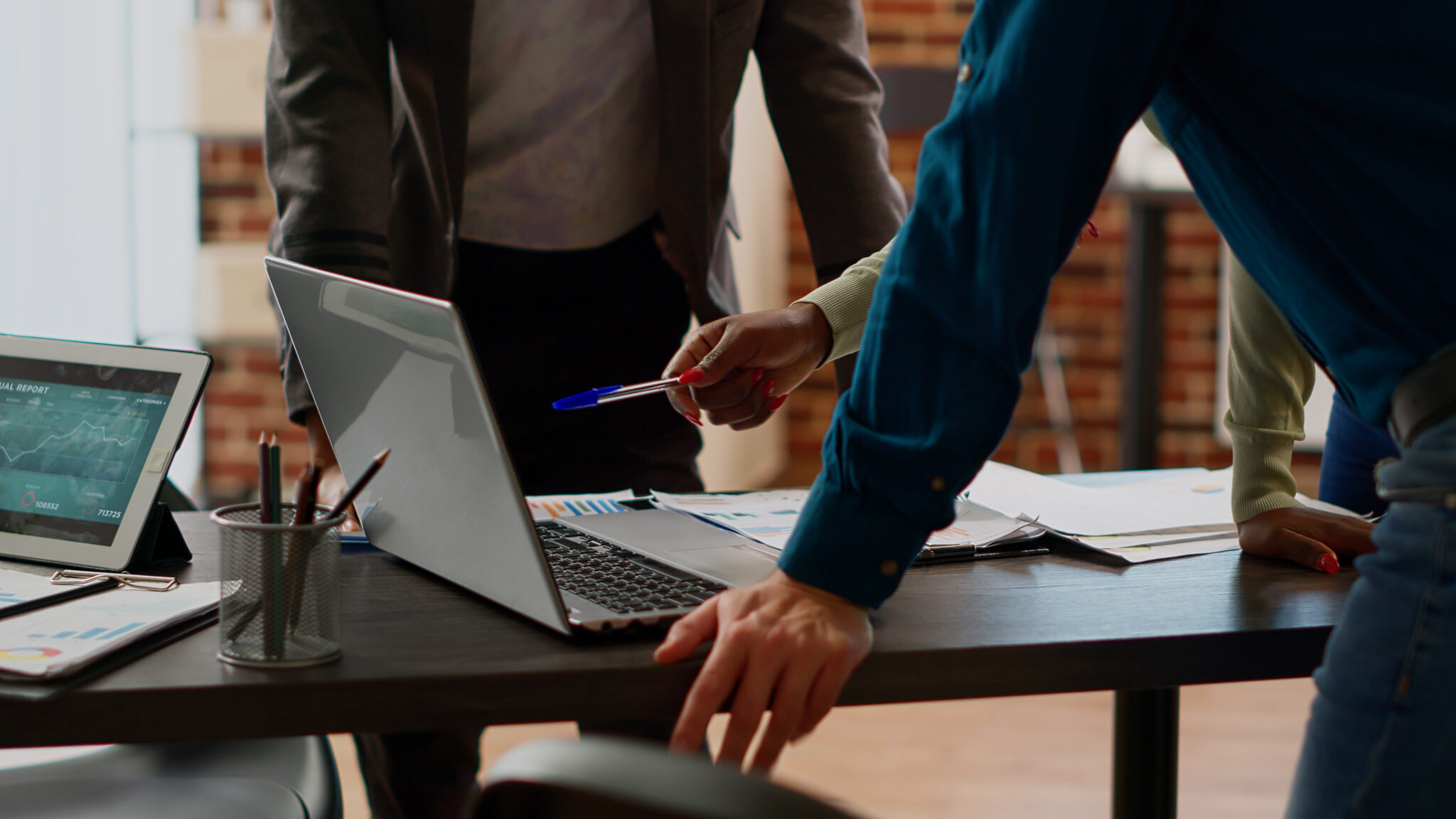 Création ou reprise d’entreprise : 12 réflexes à avoir pour bien démarrer 1 business people brainstorming ideas plan work report with data charts graphs analyzing research information create successful project office partnership collaboration scaled